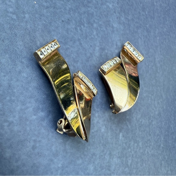 Vintage Gold Tone Abstract Clip On Earrings in Scroll Ribbon Design that Sparkle - Picture 14 of 17
